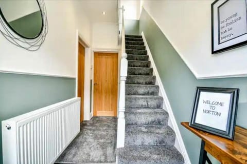 Benson House 4 Bedrooms Workstays UK House in England