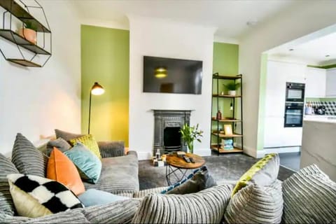 Benson House 4 Bedrooms Workstays UK House in England