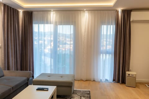Seating area, City view, internet