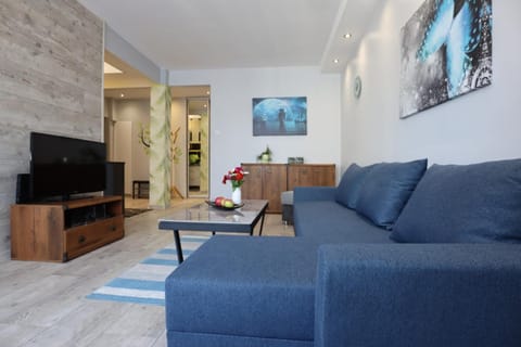 Communal lounge/ TV room, TV and multimedia, Living room, Seating area, Evening entertainment