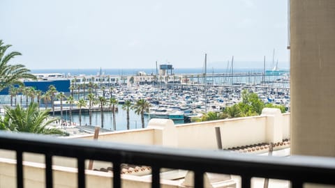 View (from property/room), Balcony/Terrace, City view, Sea view