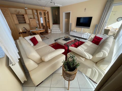 Communal lounge/ TV room, TV and multimedia, Living room, Seating area