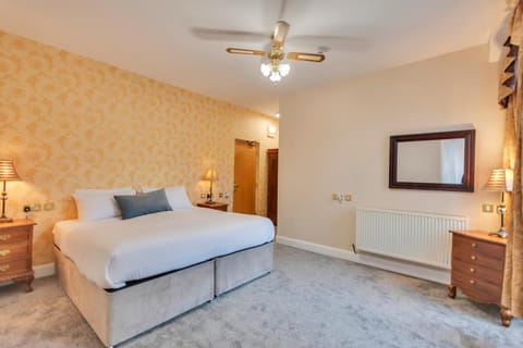 Photo of the whole room, Bedroom, wardrobe