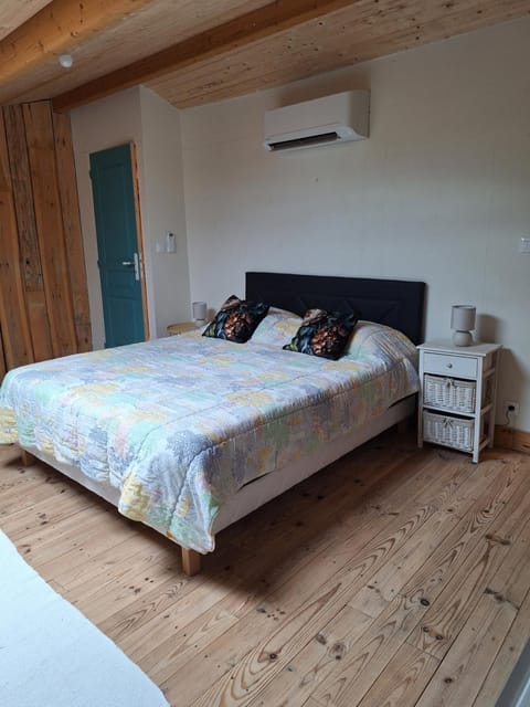 Bed, Bedroom, air conditioner