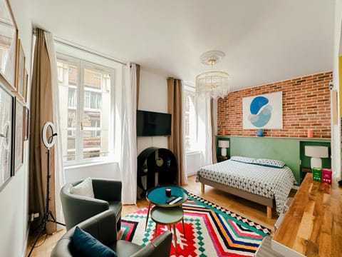 Communal lounge/ TV room, Bed, Winter, TV and multimedia, View (from property/room), Living room, Photo of the whole room, Bedroom, City view, Landmark view, Entertainment