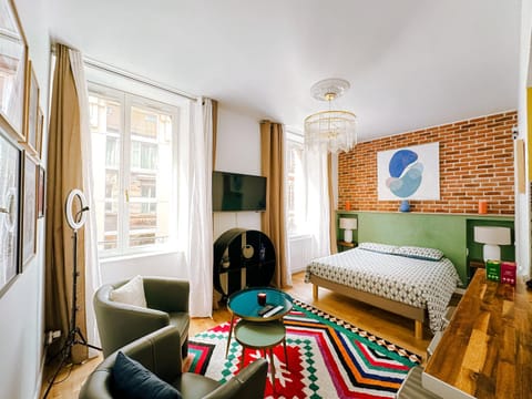 Communal lounge/ TV room, Bed, Winter, TV and multimedia, View (from property/room), View (from property/room), Living room, Photo of the whole room, Bedroom, City view, City view, Entertainment