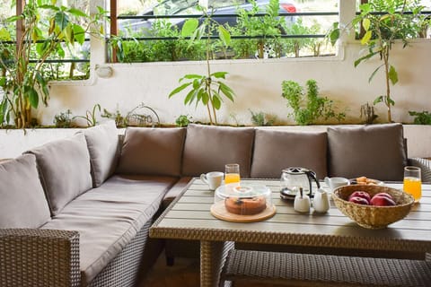 Living room, Food and drinks, Seating area, Dining area, Food, Breakfast, Drinks