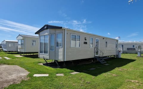 Sweet Cara-van Holidays, West Sands Apartment in Selsey