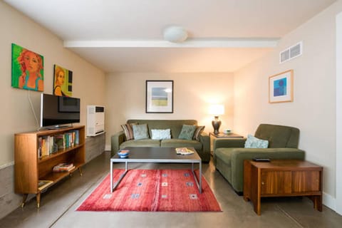 Communal lounge/ TV room, Library, TV and multimedia, Living room, Seating area, Evening entertainment, internet