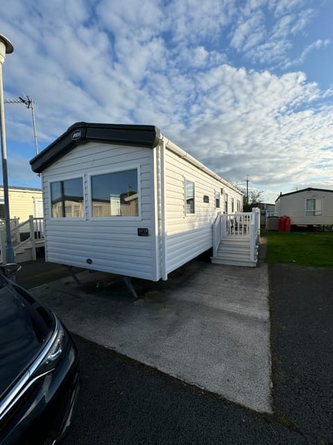 Caravan - 3 Bedrooms, Sleeps 8 Campground/ 
RV Resort in Towyn