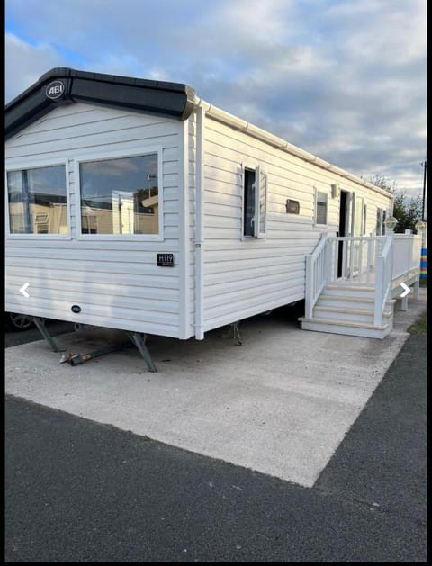 Caravan - 3 Bedrooms, Sleeps 8 Campground/ 
RV Resort in Towyn