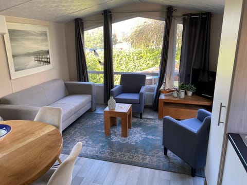 Mooi chalet in havenplaatsje op fietsafstand van het strand bij Ouddorp Campground/ 
RV Resort in South Holland (province)