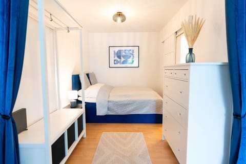 Bed, Photo of the whole room, Bedroom, wardrobe