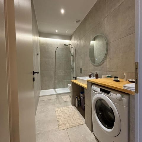 Shower, towels, washing machine