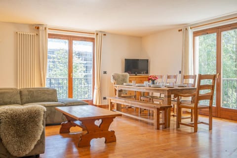 TV and multimedia, Living room, Dining area