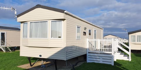 Oxley Retreat, West Sands Holiday Apartment in Selsey
