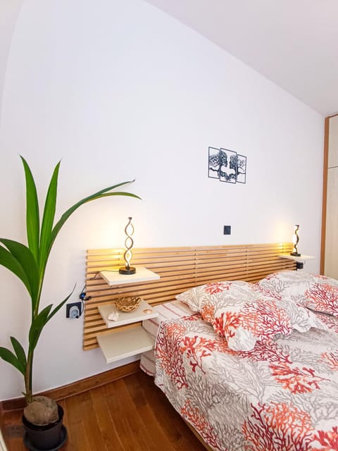 Bed, Decorative detail, Bedroom