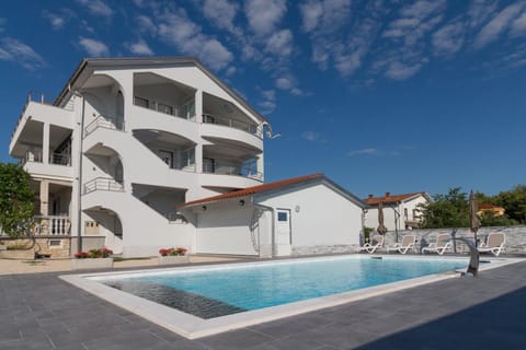 Property building, Day, Swimming pool, sunbed