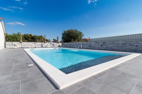 Day, Swimming pool, sunbed