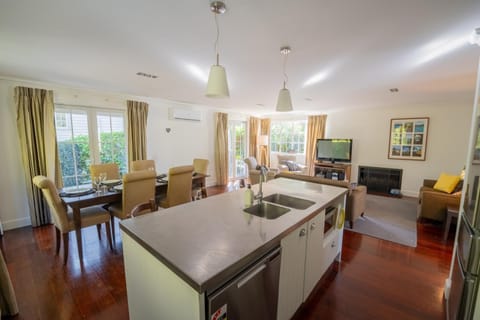 Coffee/tea facilities, dishwasher, microwave, oven, stove, kitchen
