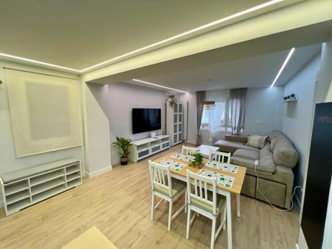 TV and multimedia, Living room, Seating area, Dining area