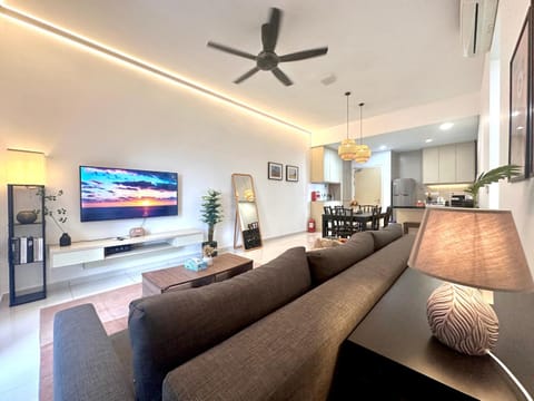 Communal lounge/ TV room, TV and multimedia, Kitchen or kitchenette, Living room, Seating area, Dining area, Evening entertainment, air conditioner