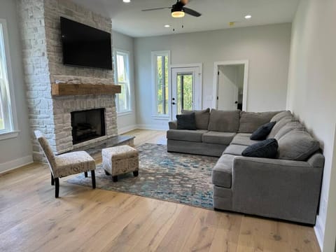 Luxury Home 4B, 3B Sleeps 18 25min to Nashville House in Mount Juliet