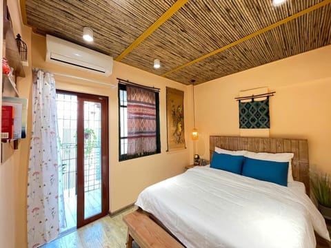 Bed, Day, Balcony/Terrace, Photo of the whole room, Decorative detail, Bedroom, air conditioner
