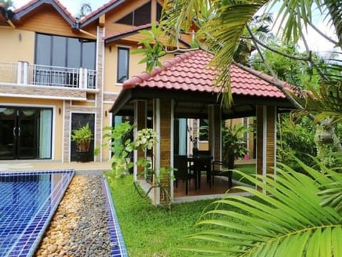 Patio, Day, Swimming pool