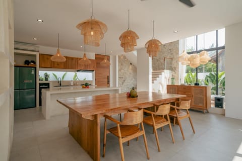 Kitchen or kitchenette, Dining area, stove