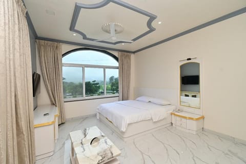 Bed, TV and multimedia, Photo of the whole room, Bedroom, towels, wardrobe