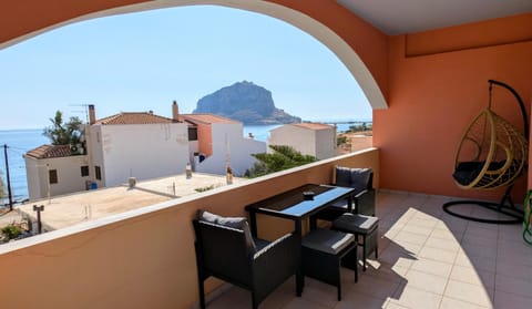 Natural landscape, View (from property/room), Balcony/Terrace, Seating area, Sea view