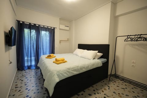 Bed, TV and multimedia, Photo of the whole room, Bedroom, towels, air conditioner