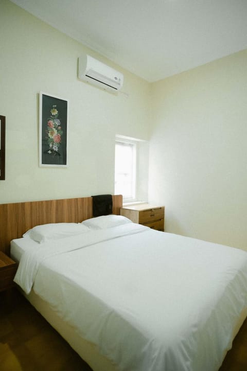 Bed, Bedroom, air conditioner