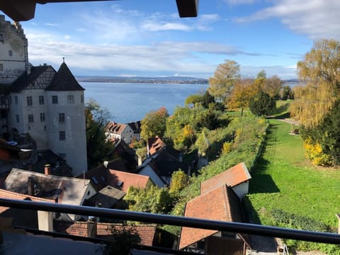 Nearby landmark, City view, Lake view