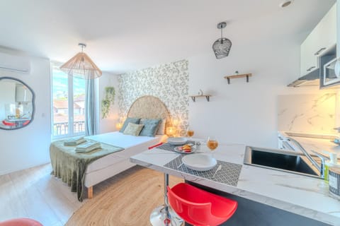 Jasmin Roanne centre-ville - Parking & Clim Apartment in Auvergne-Rhône-Alpes