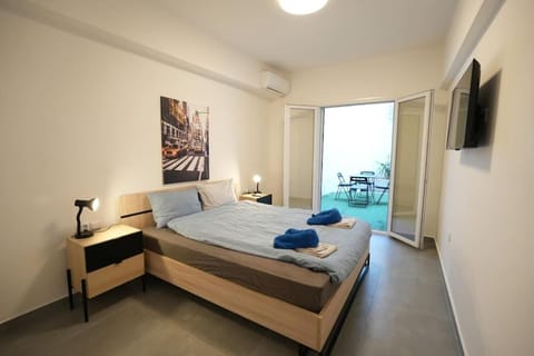 Bed, Photo of the whole room, towels