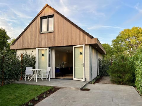 Property building, Patio, Facade/entrance, Spring, Day, Garden, Garden, Balcony/Terrace, Garden view