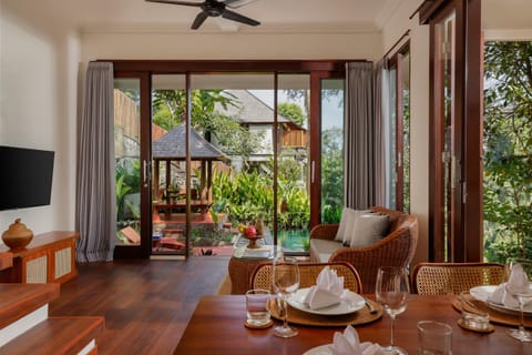 Restaurant/places to eat, View (from property/room), Living room