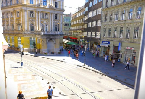 Nearby landmark, Day, City view, Location