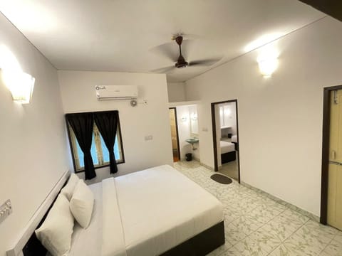 Bed, Photo of the whole room, Bedroom, air conditioner