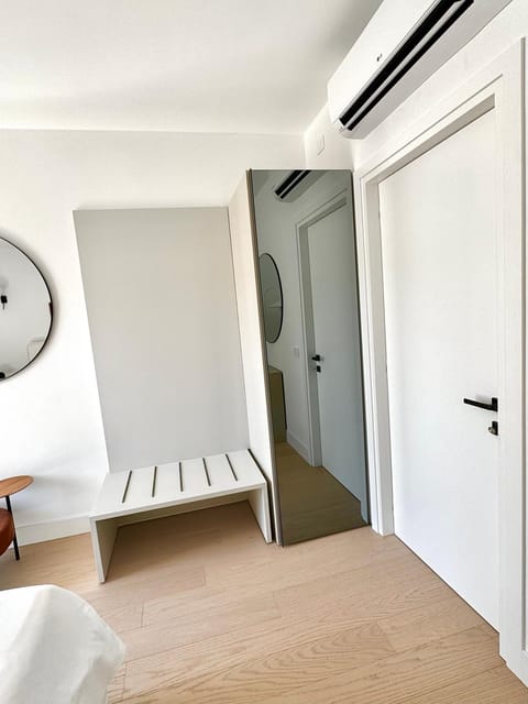 Photo of the whole room, Bedroom, wardrobe