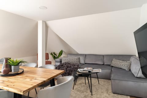 TV and multimedia, Living room, Seating area, Dining area