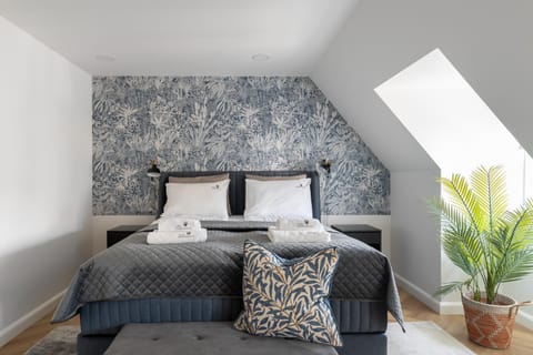 Bed, Photo of the whole room, Bedroom, towels