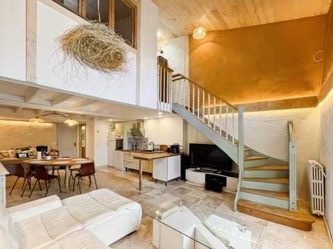 Living room, Seating area, Dining area, stove