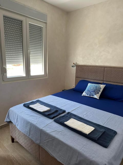 Bed, towels