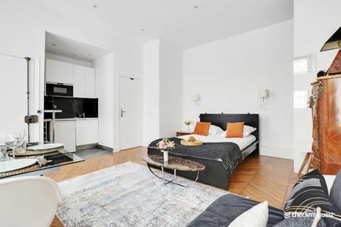 Bed, Kitchen or kitchenette, Seating area
