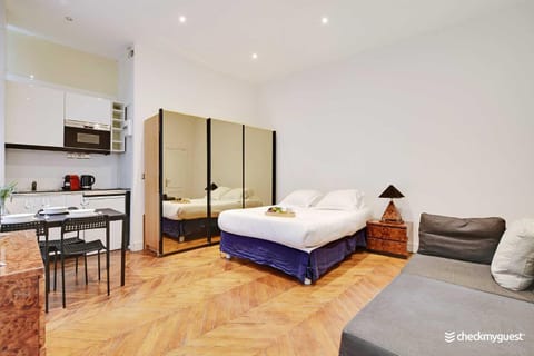 Bed, Kitchen or kitchenette, Dining area