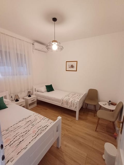 Bed, Photo of the whole room, Seating area, Bedroom, air conditioner