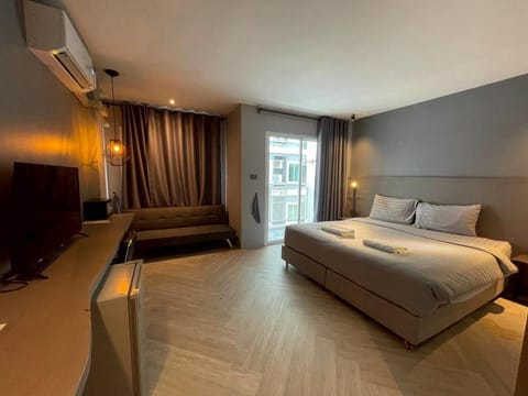 Bed, TV and multimedia, Photo of the whole room, Seating area, Bedroom, air conditioner